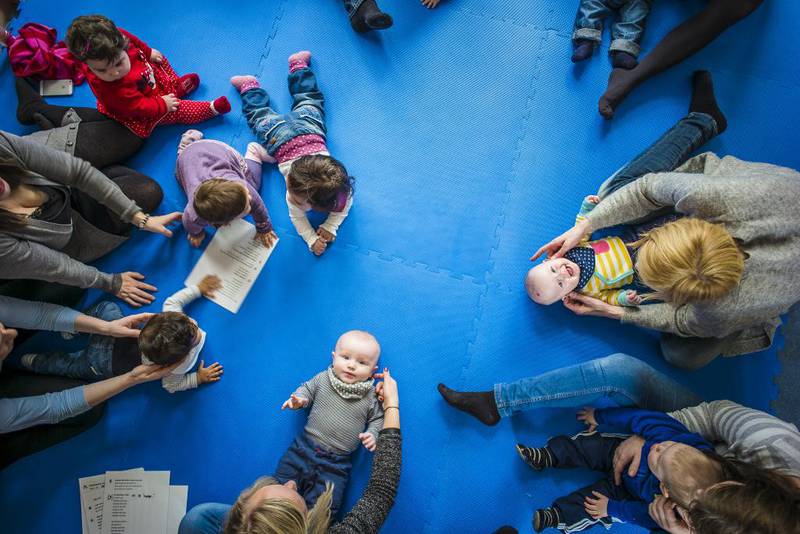 Barn og mødre som synger sammen bygger nasjon, mener musikkprofessor Jon Roar Bjørkvold. Her fra babysangen i Bjørndal menighetshus.