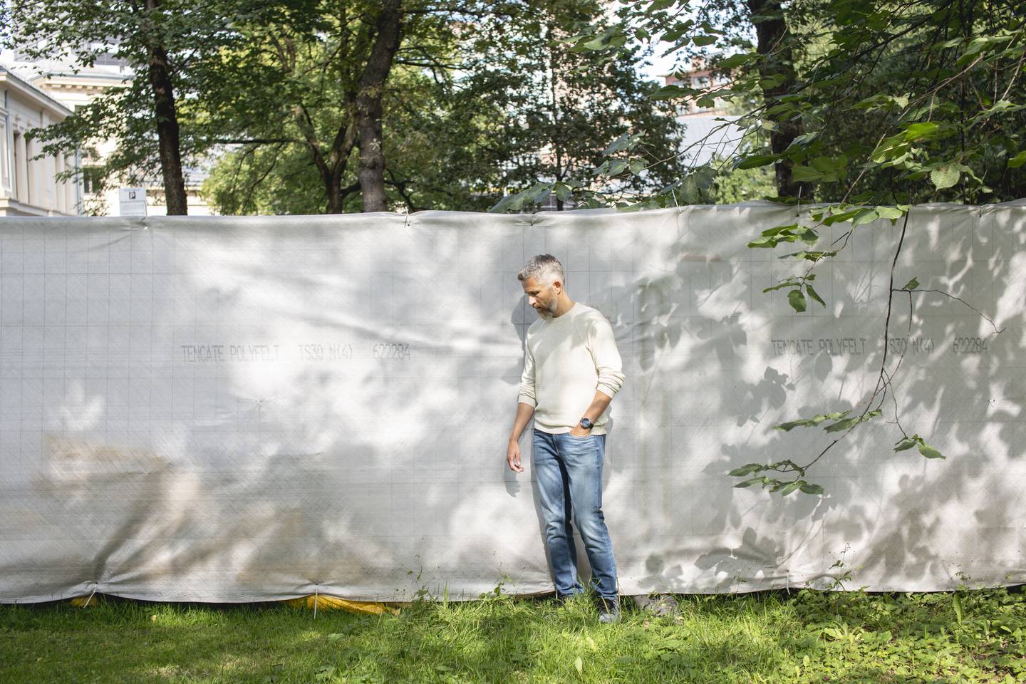 Truls Åkerlund med boken " Men vi var ikke hjemme ". Fotografert utenfor Filadelfiakirken og i Slottsparken