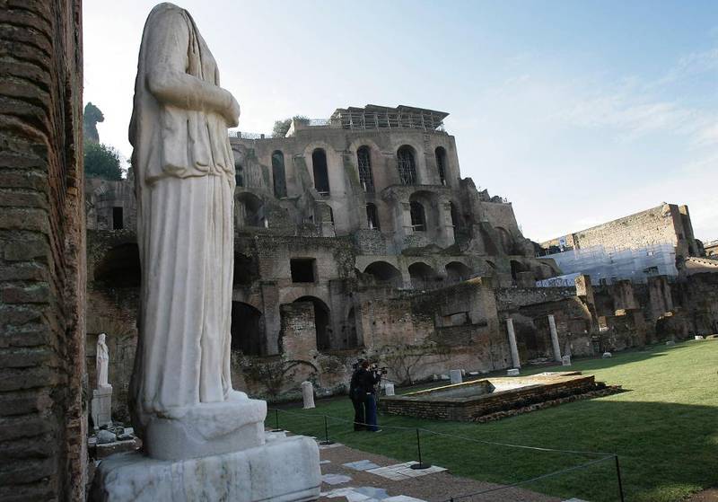 Her, på Forum Romanum, bodde de romerske Vestalinnene, som viet minst 30 år av livene sine til den romerske gudinnen Vesta. Foto: AP