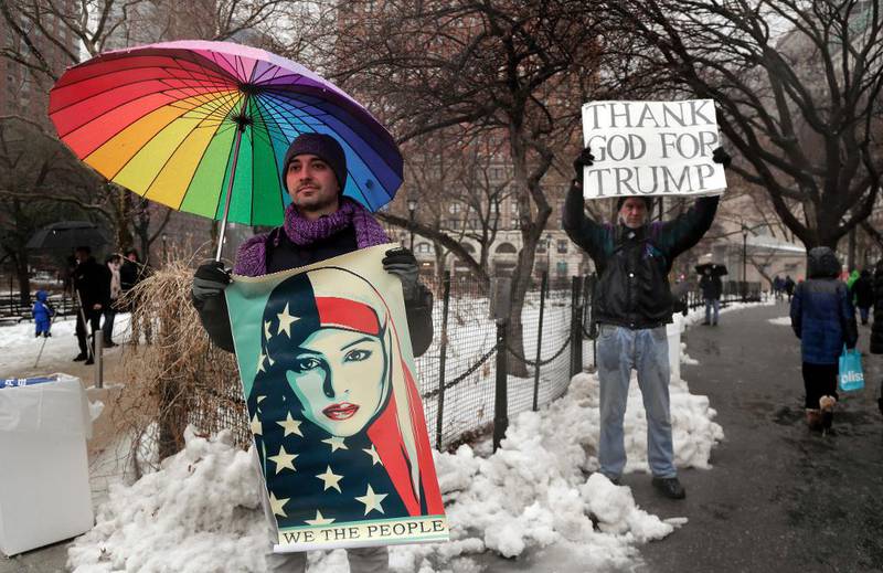 President Donald Trumps politikk mot muslimsk innvandring splitter USA, som her sist søndag under et arrangement i New York for å markere jødisk aksjonsdag for flyktninger. Måling vise økt tiltro til både muslimer og andre religiøse grupper blant amerikanere, men muslimer er fortsatt minst populære.