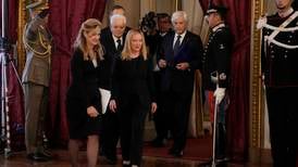 Giorgia Meloni tatt i ed som Italias første kvinnelige statsminister