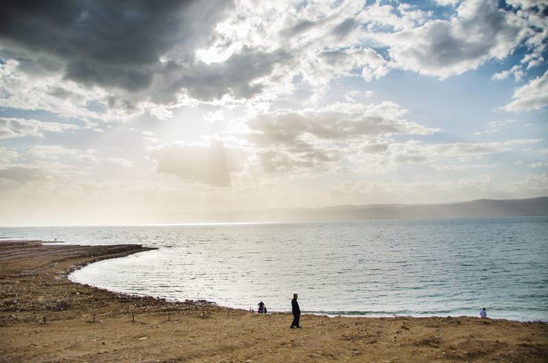 SYNKEHULL: Uttørkingen av Dødehavet skaper vakuum i jorden som fører til at det finnes 6.000 synkehull rundt sjøen.