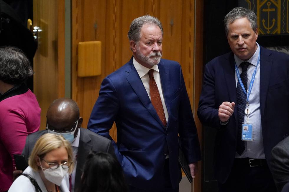 David Beasley (i midten), som leder FNs matprogram, ber verdens milliardærer stille opp og sier verdens matsikkerhet er truet. Arkivfoto: John Minchillo / AP / NTB