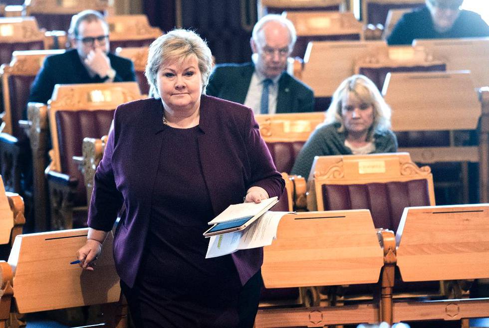 Statsminister Erna Solberg møtte kvasse spørsmål fra Ap om sikkerhet og beredskap i Stortinget. Og måtte gi KrF svar om tvillingabort. At regjeringen godtok dette har skuffet brede lag i KrF.