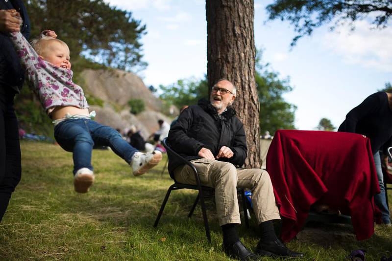 Svein Solfjell går ikke i kirken til vanlig, men er med på Fevik kirkes sankthans- feiring. – Det er et veldig familievennlig arrangement uten fyll,  sier Solfjell.