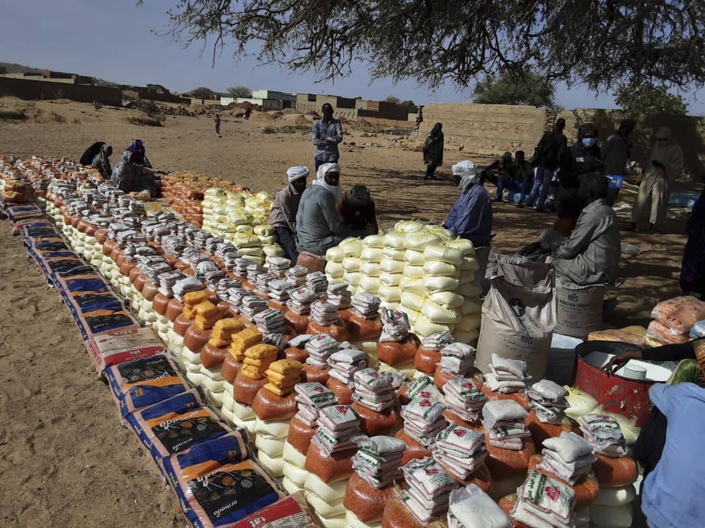 Krigen i Sudan kan utløse verdens verste sultkatastrofe, advarer FNs matvareprogram (WFP). Mer enn halvparten av befolkningen, rundt 25 millioner mennesker, er helt avhengige av nødhjelp utenfra. Dette bildet er fra matutdeling i Kulbus i Darfur-regionen. Foto: World Relief / AP / NTB