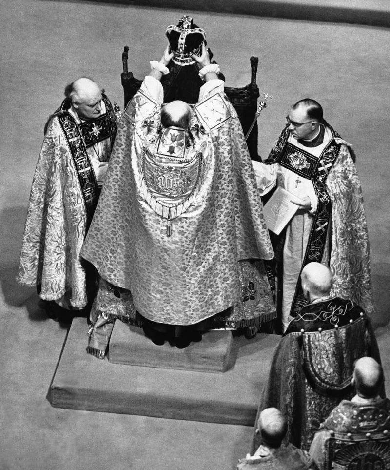 2. juni 1953 holdt erkebiskopen av Canterbury opp kronen før han satte den på dronning Elizabeths hode under kroningen i Westminster Abbey.