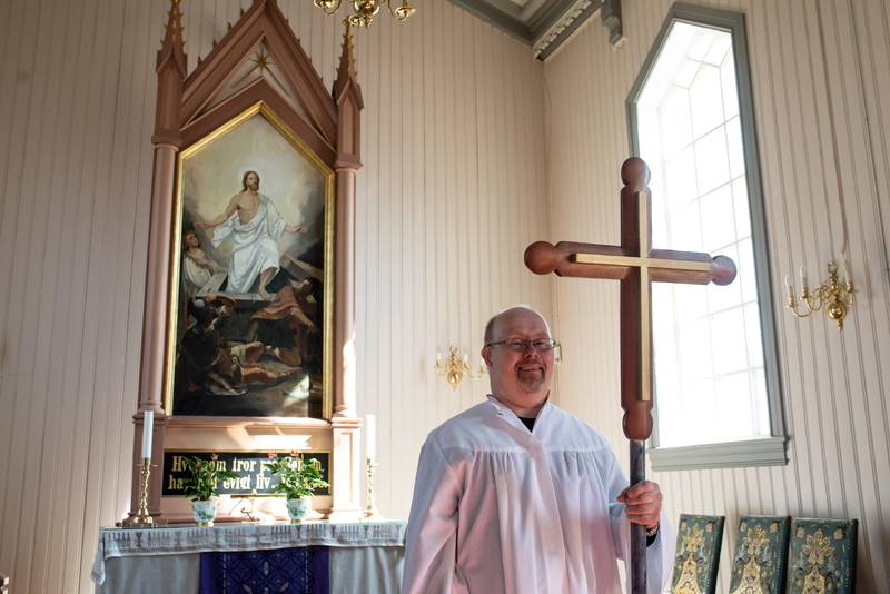 I over ti år har Ole Jørgen Rønningen båret korset fram til alteret ved begynnelsen av guds­tjenestene i Rælingen kirke.