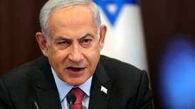 Netanyahu har informert koalisjonsledere om at han vil sette rettsreform på pause, sier kringkaster