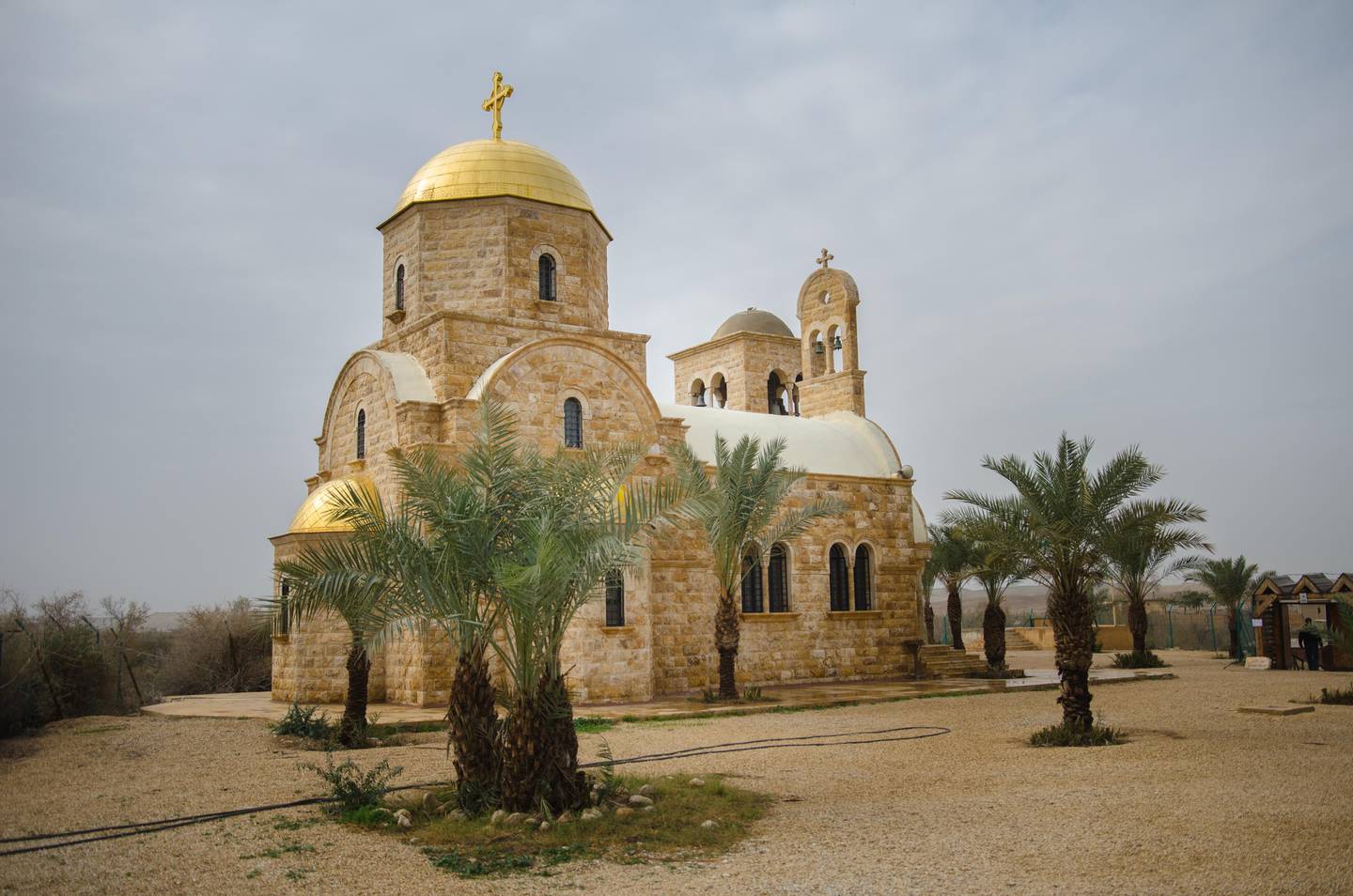 Gudshus: Denne nybygde gresk-ortodokse kirken ligger langs Jordan-elven. Det er mange religiøse bygninger i området.