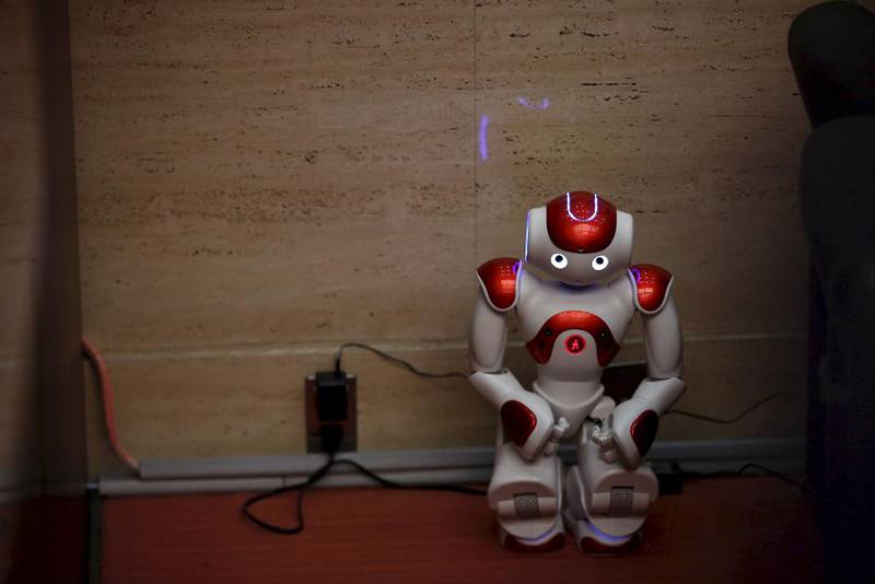 En «Nao»-robot. Den menneskelignende roboten sitter i et hjørne og lader seg opp under en presentasjon ved Bank of Tokyo-Mitsubishi UFJ.