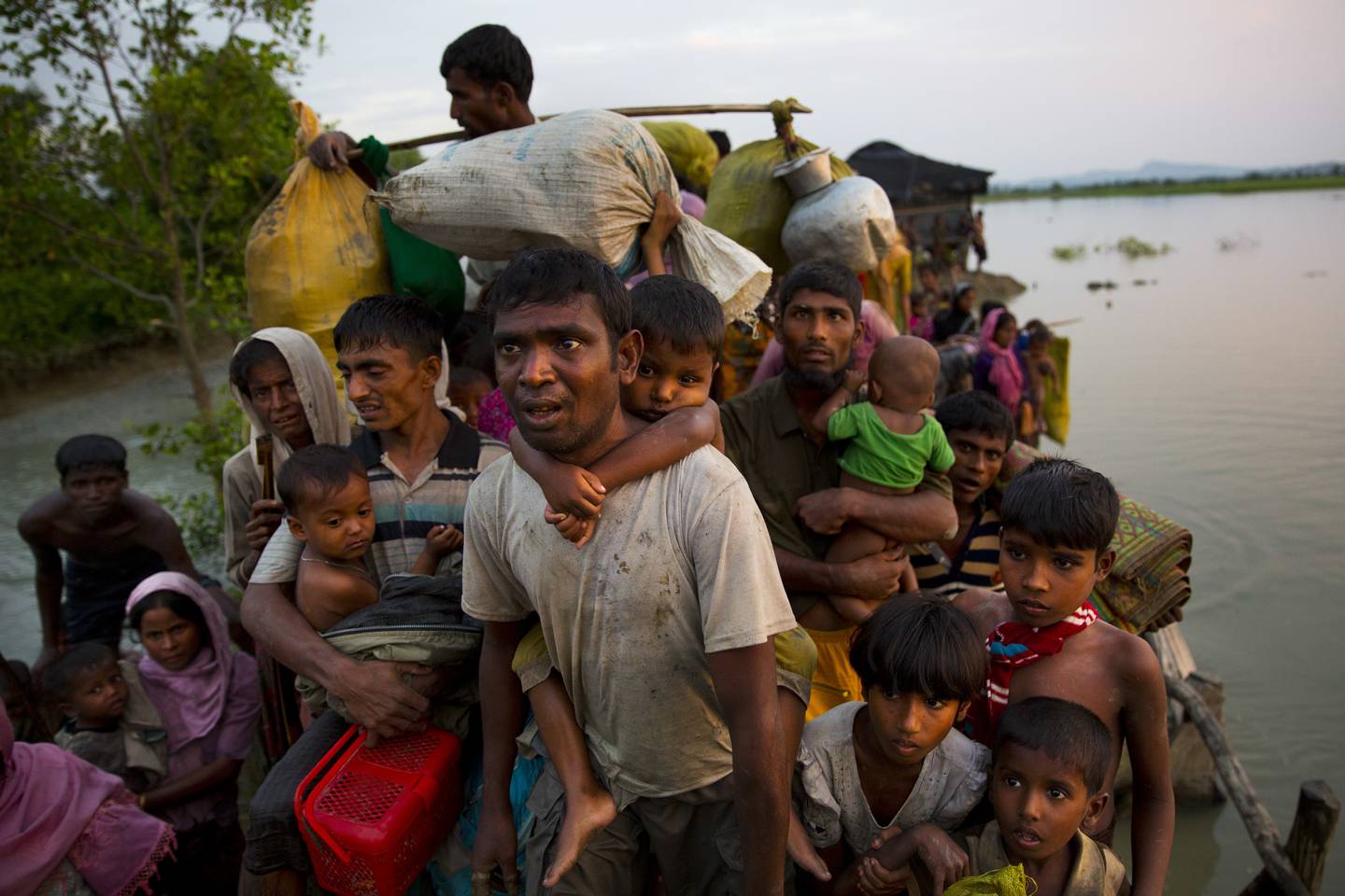 Flere hundre tusen fra den muslimske Rohingya-minoriteten har tidligere flyktet fra Myanmar til Bangladesh på grunn av forfølgelse i hjemlandet.