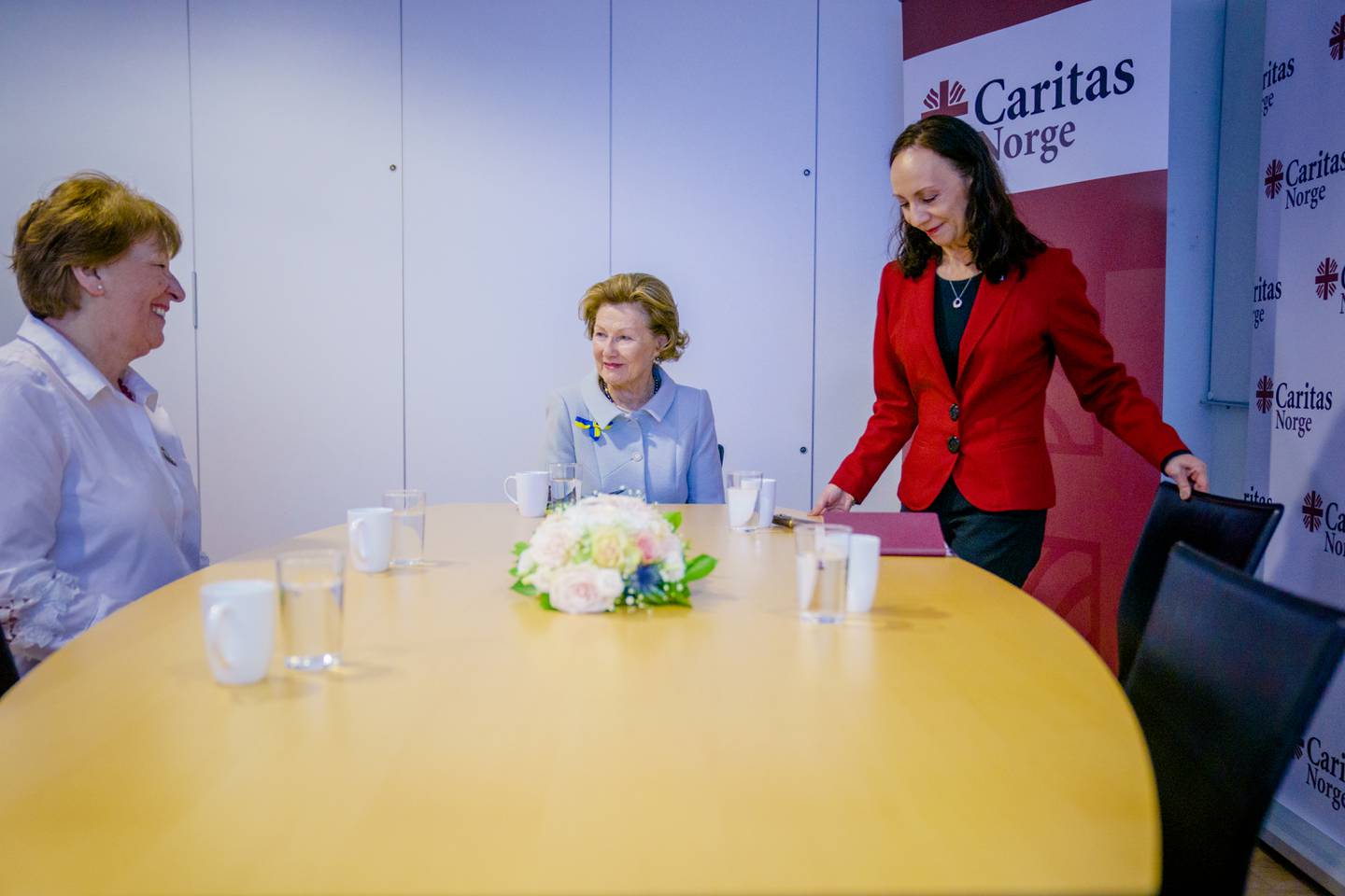 Generalsekretær Martha Rubiano Skretteberg (til høyre) med dronning Sonja og ordfører i Oslo Marianne Borgen i Caritas-kontorene i 2022. Foto: Stian Lysberg Solum / NTB