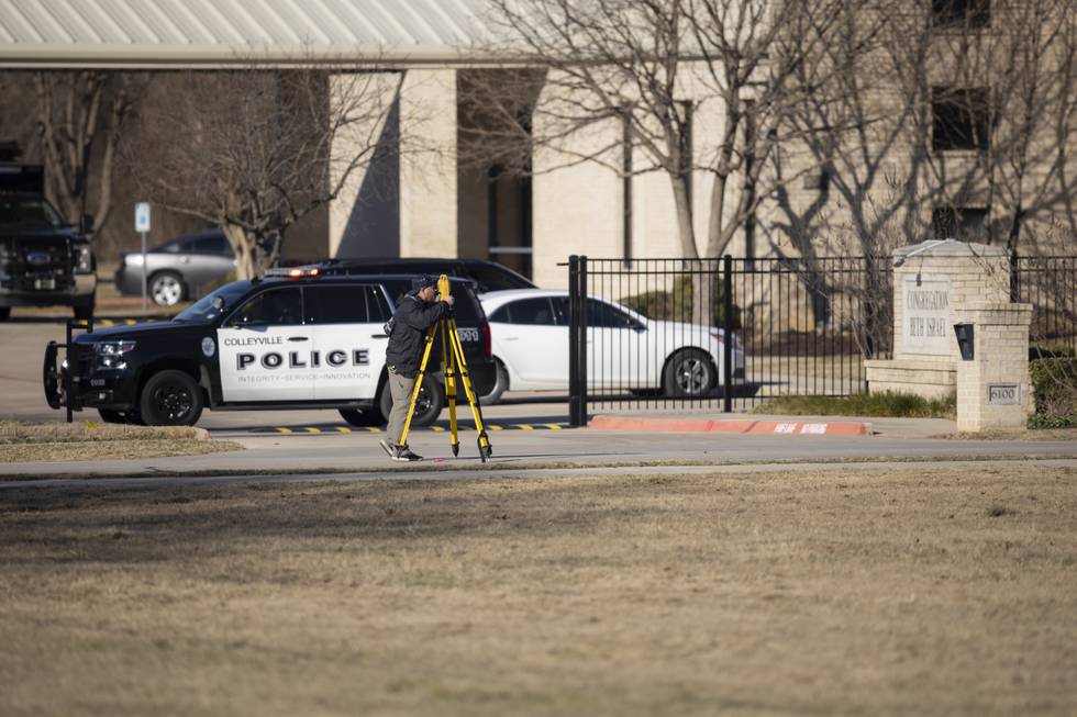 Politi utenfor synagogen i Colleyville utenfor Dallas 15. januar. Foto: Brandon Wade / AP / NTB