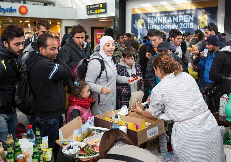 Mat og drikke deles ut til flyktninger på Malmö sentralstasjon denne uken. 