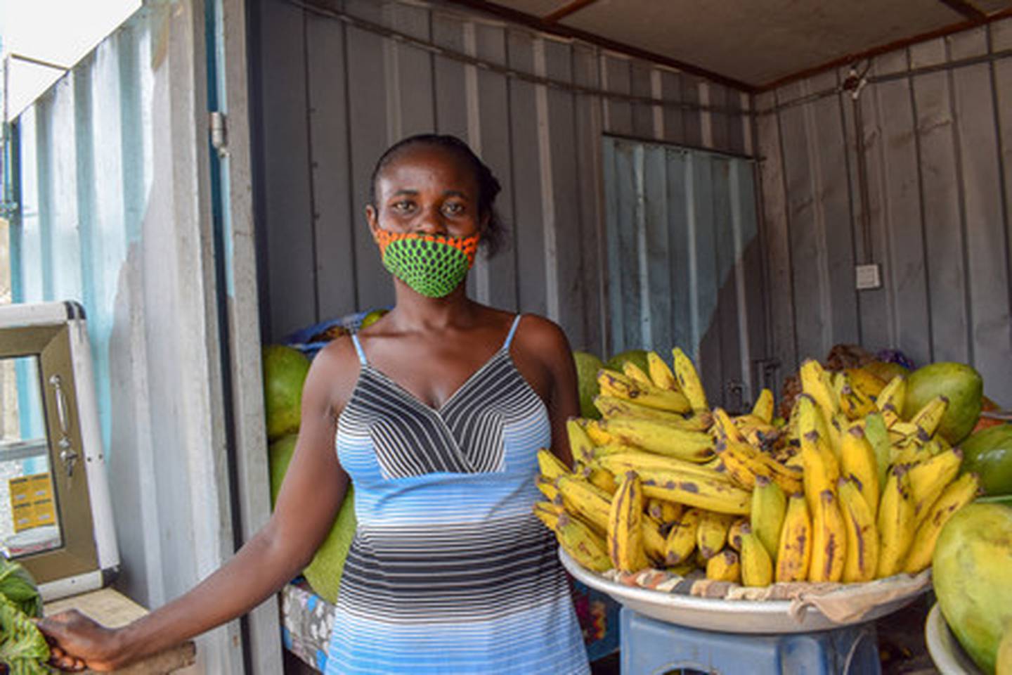 GHANA: Mary, har jobber som fruktselger i 10 år. Hun merker godt følgene av korona. Pandemien har gjort at prisen på frukt har økt.