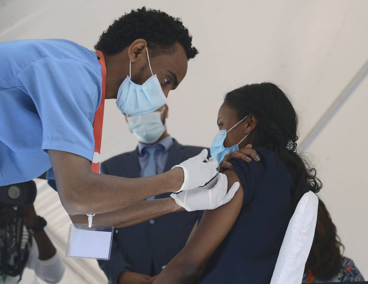 Etiopiske Tenaye Desalegn får første dose med koronavaksine.
