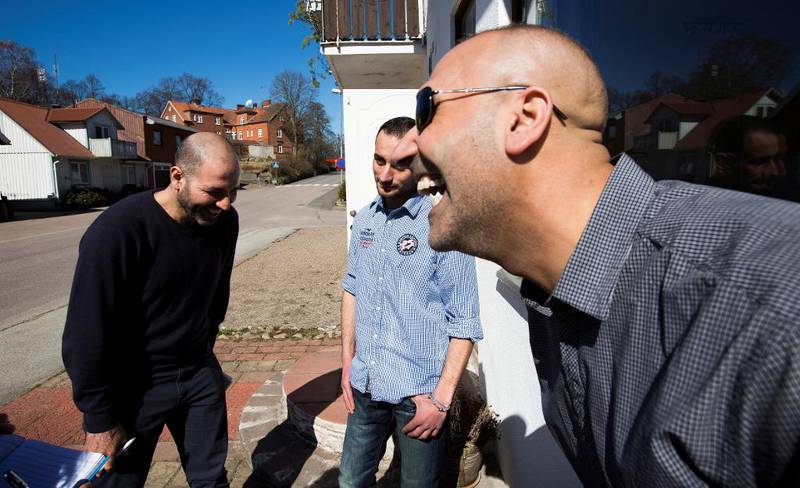 Rami Almarzouki (til venstre), Khaldoun Chaban og Mohammad Salameh kommer fra hver sine deler av Syria, nå lærer de svensk sammen i Röstånga. Etter timen er det fortsatt godt å kunne slappe av på arabisk.