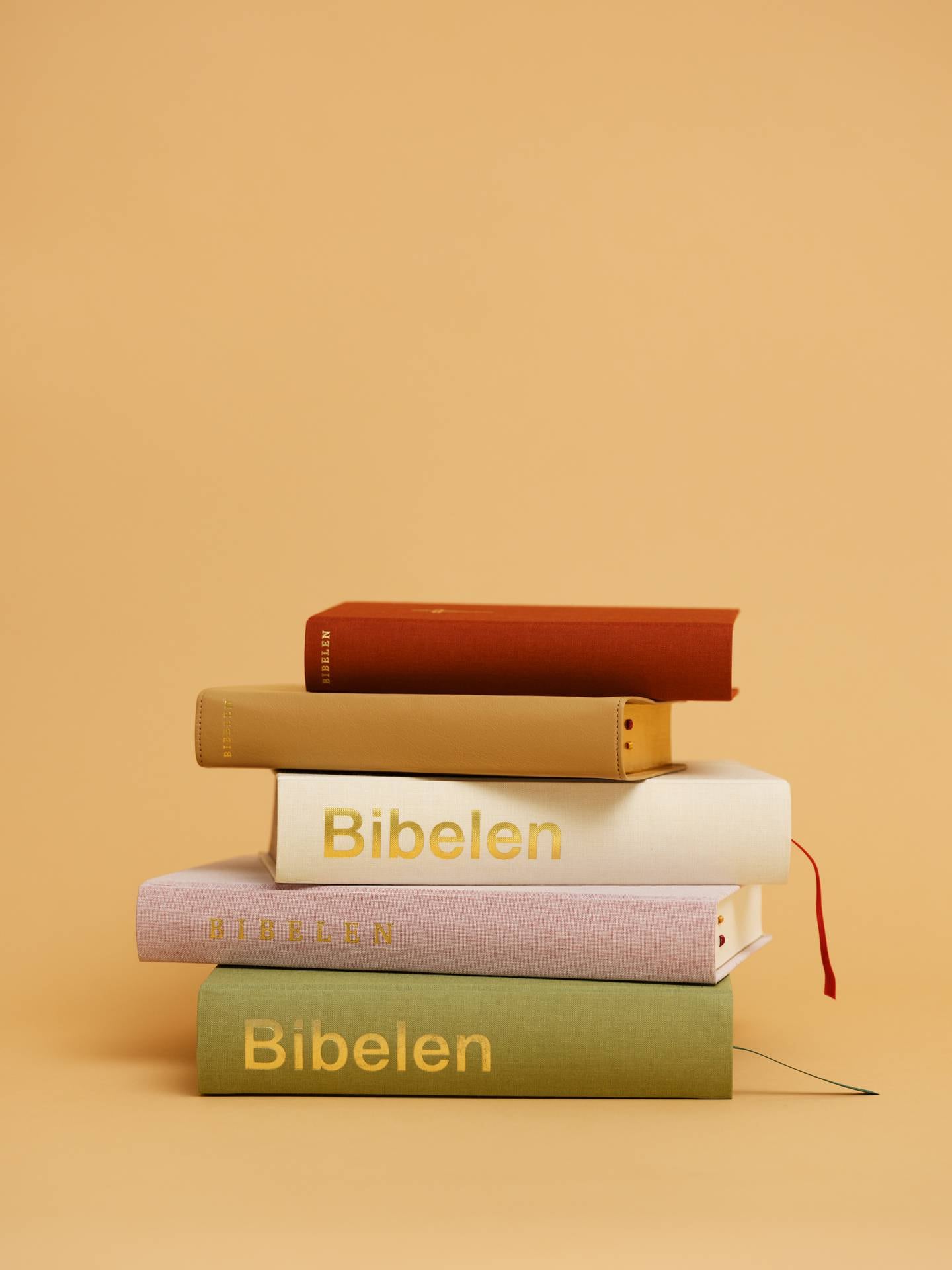 FLEIRE UTGÅVER: Den nye bibelen kjem med ei rekke ulike design, fargar og innbindingar.