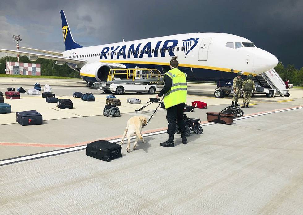 Det ble brukt hunder til å undersøke bagasjen fra Ryanair-flyet, som ble tvunget til å landet i Hviterussland mens det var på vei fra Hellas til Litauen. En kjent opposisjonell ble pågrepet. Foto: ONLINER.BY via AP / NTB