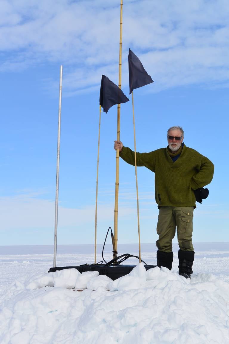 FELTARBEID: Seniorforsker Svein Østerhus ved Norce forsker på isbremmene på Sydpolen.