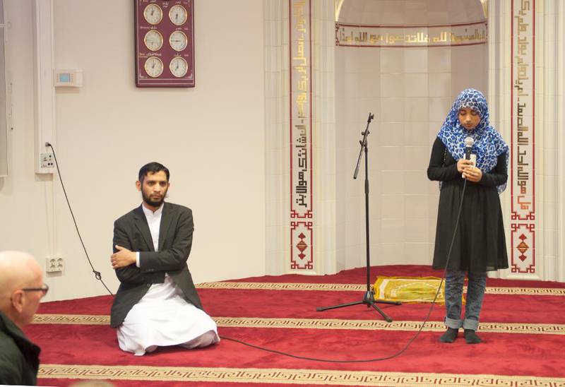 Imam Hamid Farooq lytter til Noreen Amin Khan som resiterer fra Koranen.