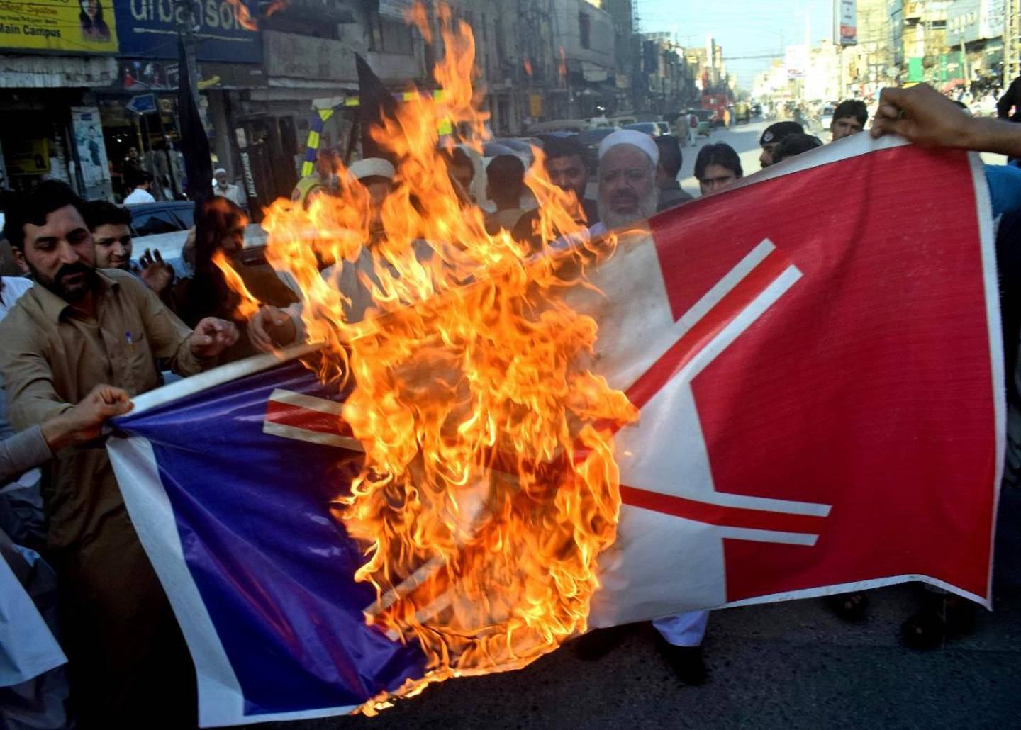 Mandag ble det avholdt flere protester. I Pakistan ble det franske flagget brent i en demonstrasjon i Peshawar.