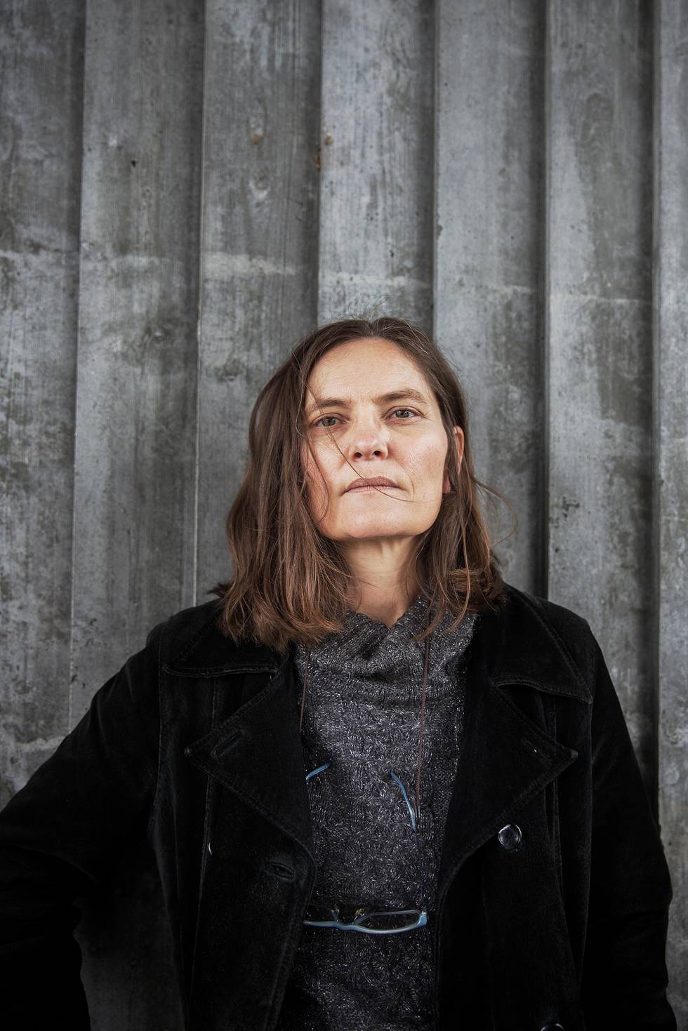 Birgit Alm debuterer med boka «Endelig skal vi le», som handler om en fattig alenemor som bor på rike Nordstrand. 

Foto: Hilde Unosen 