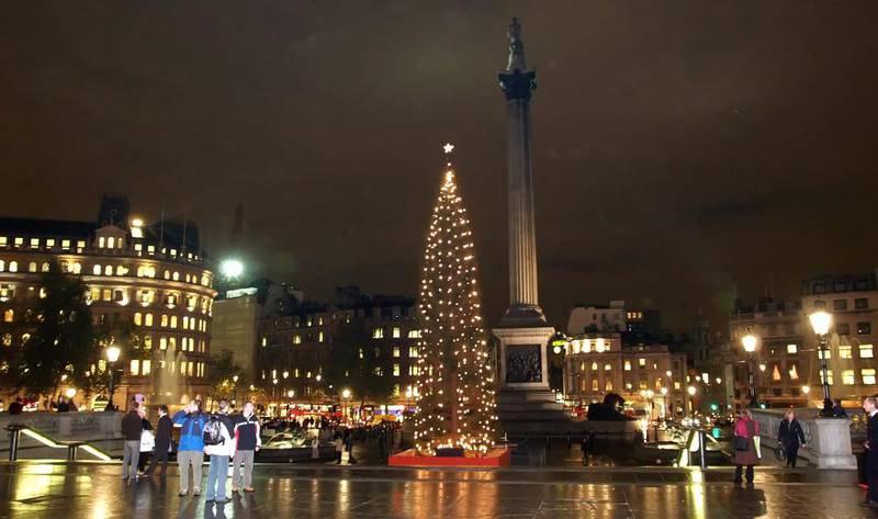 Det norske juletreet på Trafalgar Square er en attraksjon. Dette er treet i 2005. AP Photo/Max Nash)                             