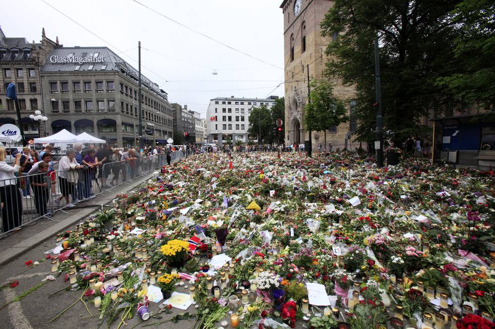 I 2011 lå det et enormt blomsterhav utenfor Oslo domkirke til minne om de drepte i terrorangrepene i Oslo og på Utøya.