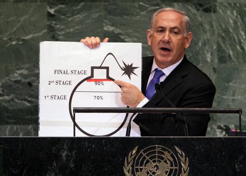 Teheran internasjonale biennale for karikaturtegninger inviterer også til tegninger av Israels statsminister Benjamin Netanyahu, her på talerstolen i FN i 2012 med en tegning som skal illustrere Irans utvikling av atomvåpen.