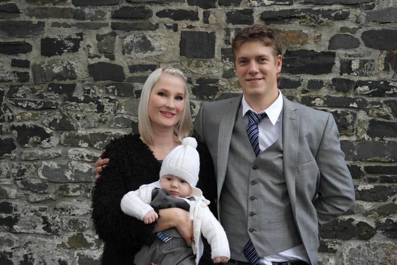 Familien: Linn Sara Kvanvik, Selvin Kvanvik Nedrejord (på armen) og Gard Andreas Nedrejord, tar vare på hverandre i en krevende tid.