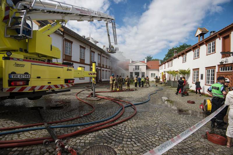 Det begynte å brenne i Ringve museum på Lade i Trondheim mandag formiddag.
