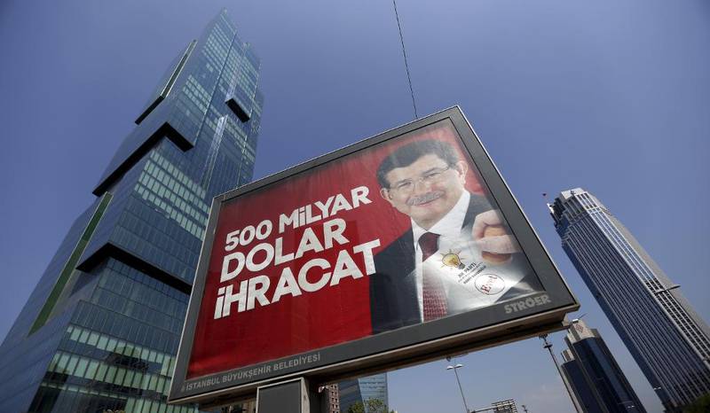 En valgplakat som viser den tyrkiske statsministeren Ahmet Davutoglu.