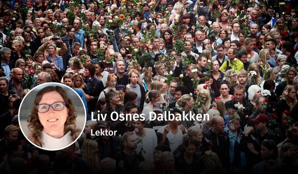 MINNE HVERANDRE: – Som nasjon er vi nødt til å minne hverandre på hva som skjedde, skriver kronikkforfatteren. Bilde: Mennesker i gatene i Oslo mandagen etter terrorangrepene 22. juli 2011.