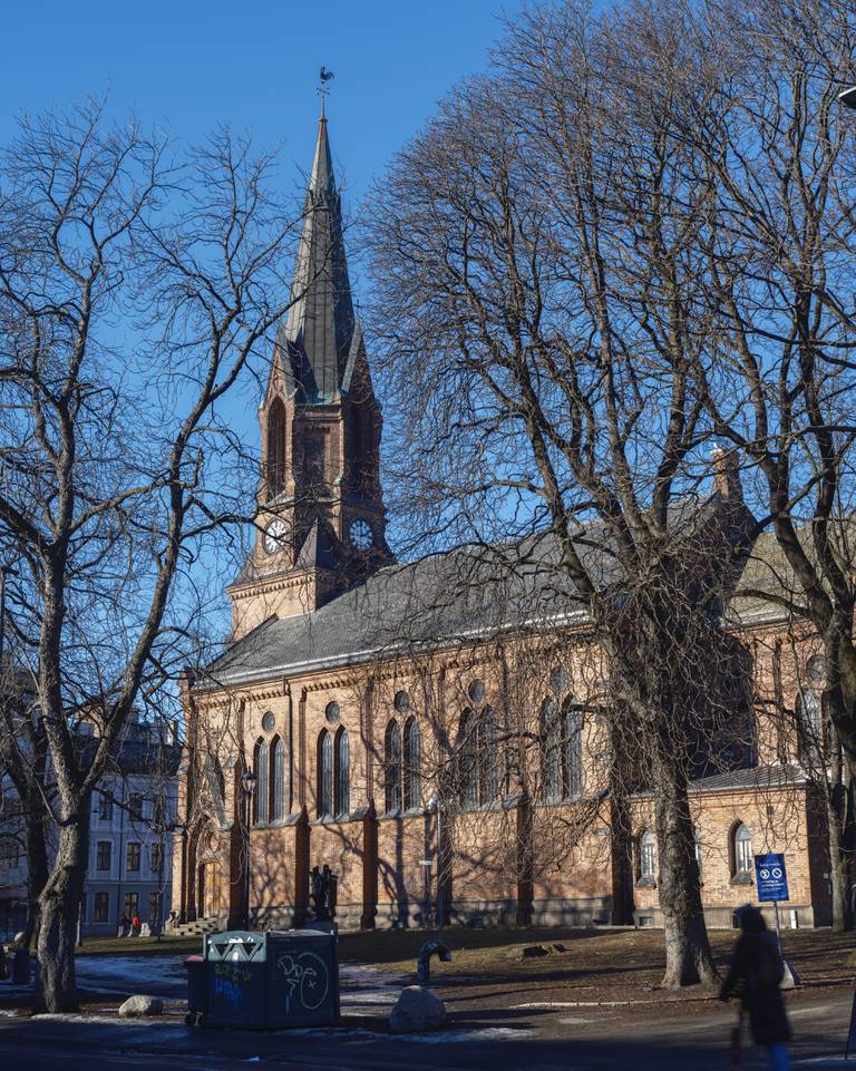 Siden år 2000 har Kulturkirken Jakob kalt inn til kveldsmesse med bønnerop fra kirketårnet. Kulturkirken sier de viser solidaritet med muslimer, og slår et slag for trosfriheten. «Uforståelig og uhyggelig brøling», mener provosert nabo.

Rolf Melheim er nabo til kirken, som ligger på Nedre Grünerløkka i Oslo sentrum.