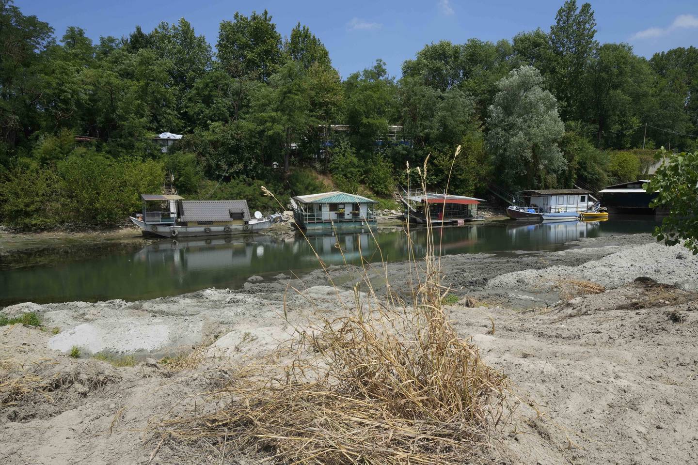 Store deler av Italias største elv Po har blitt til sand på grunn av landets ekstreme nedbørsmangel. Foto: Luca Bruno / AP / NTB