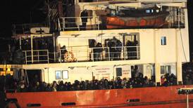 Flyktningskip uten mannskap berget utenfor Italia