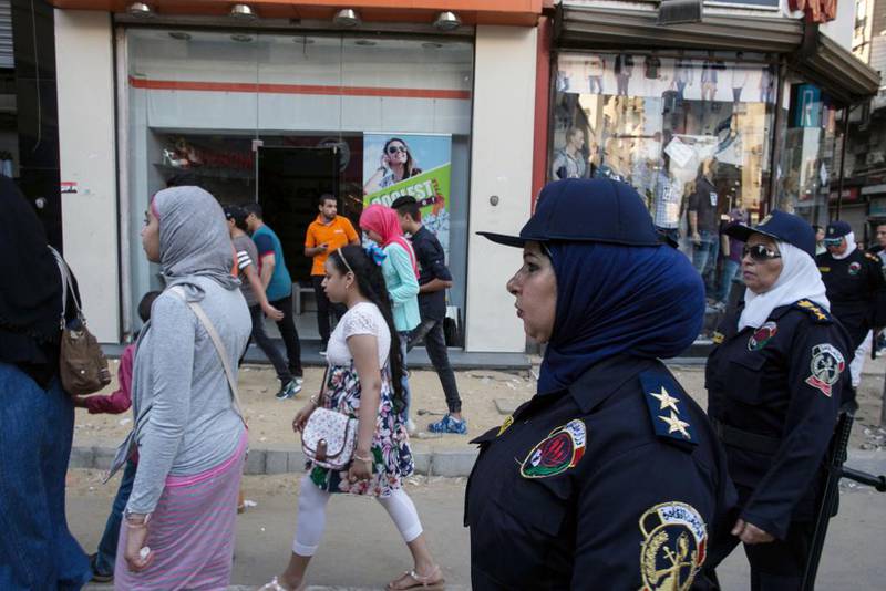 Ny rapport avdekker vedvarende patriarkalske og kvinnediskriminerende oppfatninger i Egypt, Marokko, Libanon og Palestina. Her bli jenter i Kairo eskortert av en ny styrke med politikvinner som skal avverge seksuell trakassering.