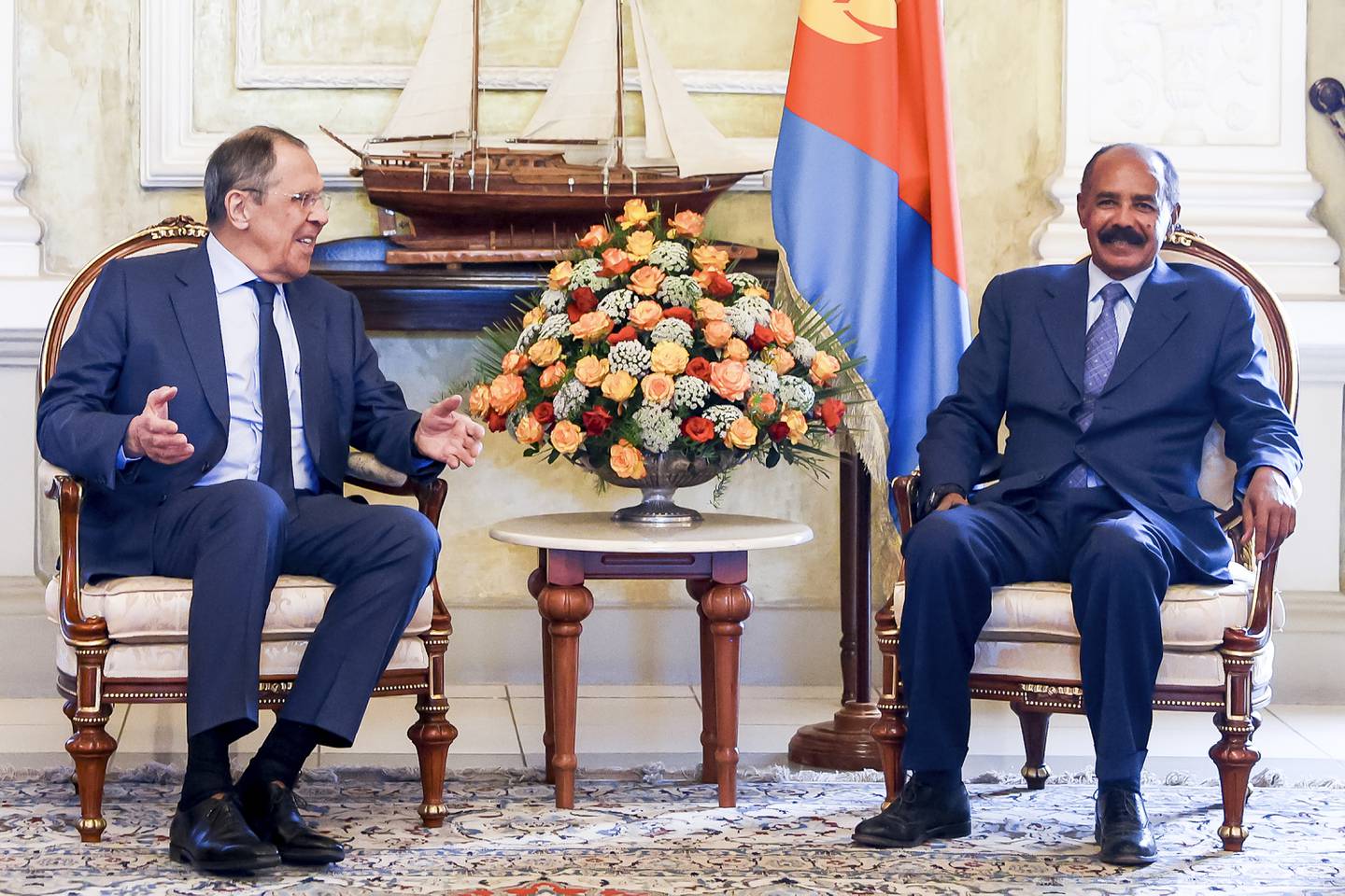 Også i januar var Russlands utenriksminister Sergej Lavrov i Afrika, men da i land lenger sør på kontinentet. Her er han sammen med Eritreas president Isaias Afwerki i Asmara. Foto: Det russiske utenriksdepartementet / AP / NTB 