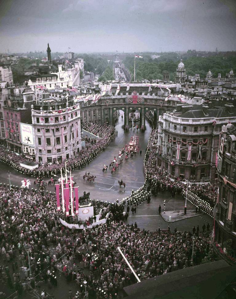 Gatene i London var fulle av folk som ville se vognen til dronning Elizabeth på vei tilbake til Buckingham Palace etter at hun ble kronet i 1953. Arkivfoto: Dennis-Lee Royle / AP / NTB