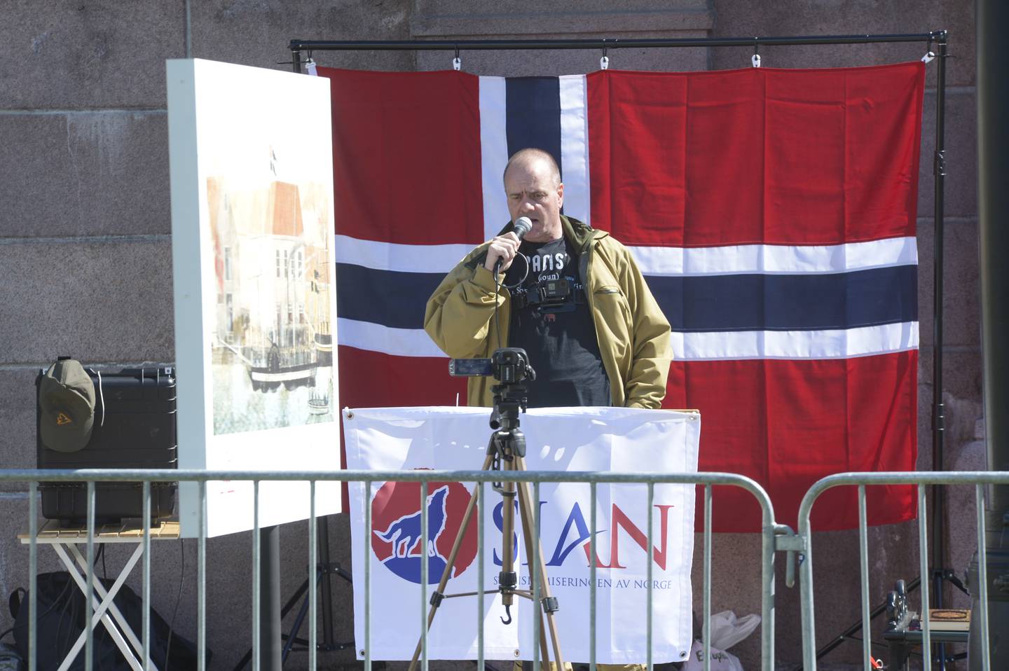 Sian-leder Lars Thorsen taler under markeringen på Eidsvolls plass i Oslo lørdag. Foto: Annike Byrde / NTB