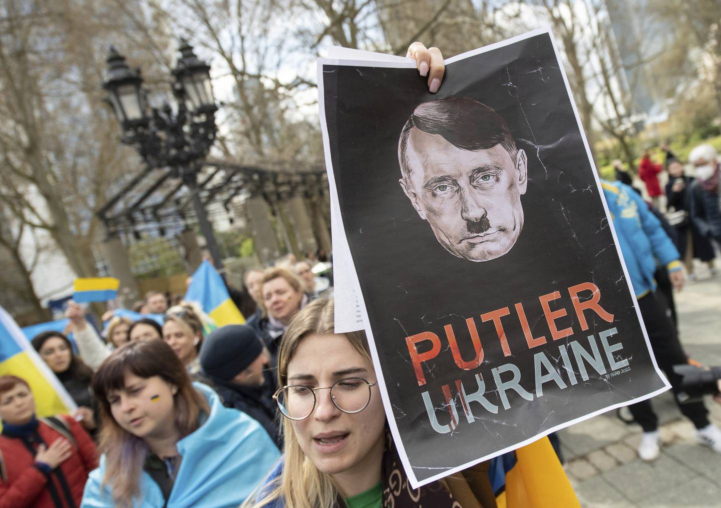 Det ble også arrangert motdemonstrasjoner til støtte for Ukraina i Frankfurt søndag. Tyskland huser om lag 1,2 millioner mennesker med russisk bakgrunn, og 325.000 med ukrainsk bakgrunn.
Foto: Boris Roessler / dpa via AP / NTB
