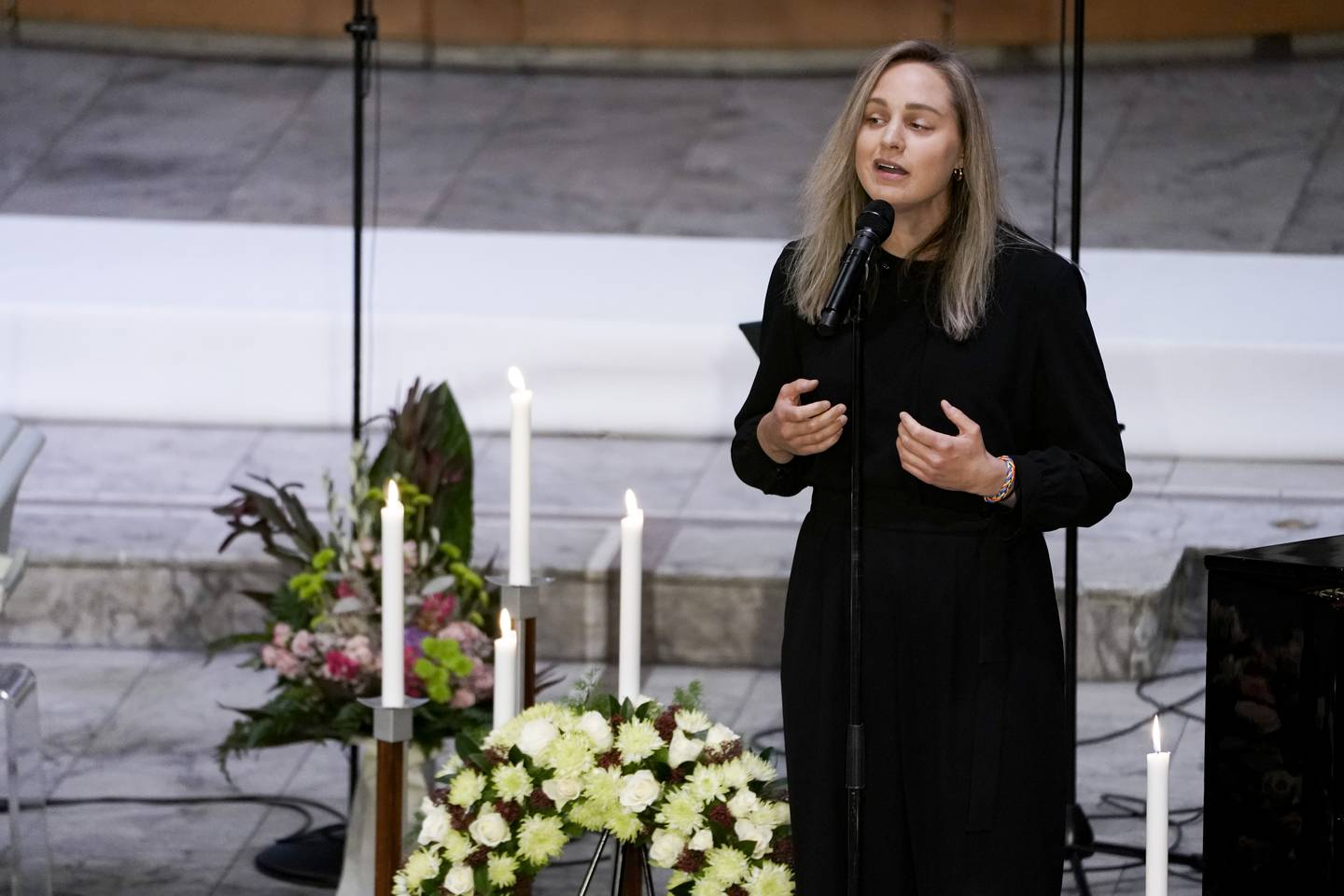 Frida Ånnevik sang under bisettelsen av Karen-Christine Friele i Oslo domkirke.
Foto: Stian Lysberg Solum / NTB / POOL