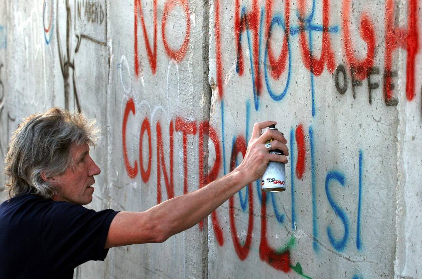 Roger Waters sprayer «No thought control» på muren på Vestbredden i Betlehem, i protest mot Israels okkupasjon av Palestina.