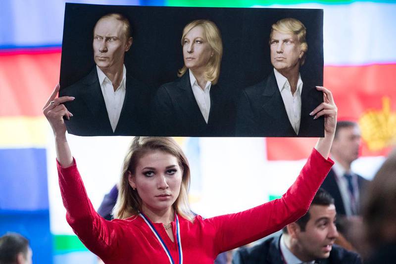 Plakat med portretter av Vladimir Putin, Marine Le Pen og Donald Trump i forbindelse med Putins årsoppsummering i Moskva før jul.