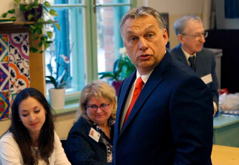 Viktor Orbán tok en stor seier i søndagens parlamentsvalg i Ungarn da hans parti fikk to tredjedeler av plassene i nasjonalforsamlingen.