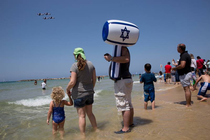 Torsdag kunne israelere på strendene i Tel ASviv nye både sommervarmen og et spektakulært flyshow i anledning 70-årsjubileet for Israel som stat.