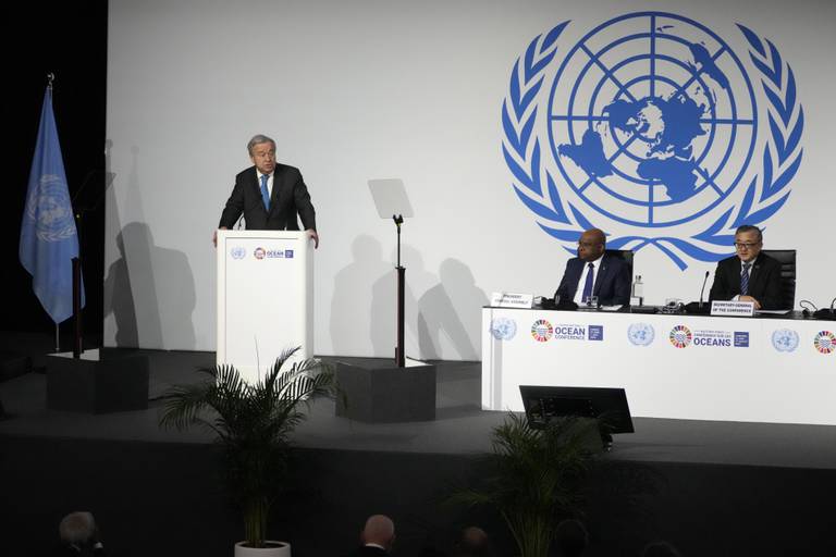 Generalsekretær António Guterres advarte i sin åpningstale på FNs havkonferanse i Lisboa om at verden nærmer seg en havkrise. Han oppfordret delegasjonene til å ta grep før det er for sent. Foto: Armando Franca / AP / NTB