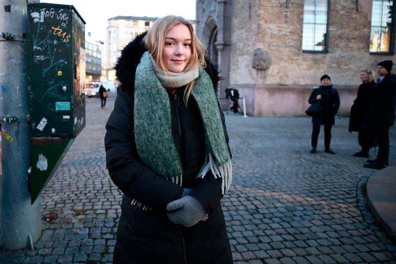 Oslo 20200103. 
15 år gamle Laura Stjern Schjølberg fra Røros har sammen med sin mor kommet ens ærend til Oslo for å være til stede under bisettelsen av Ari Behn i Oslo domkirke.
Foto: Lise Åserud / NTB scanpix
